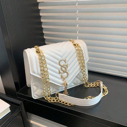 Women'S Quilted Shoulder Bag with Gold Chain Strap Crossbody Bag for Stylish Everyday Use in Black & White