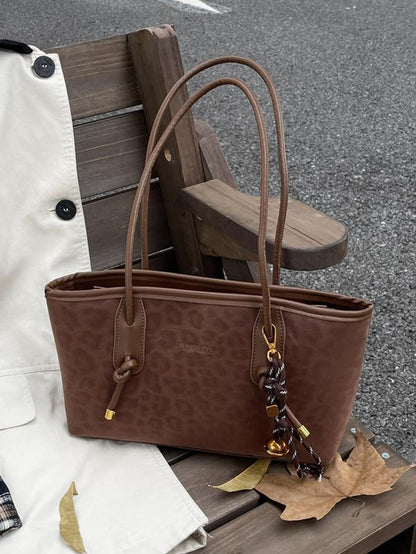 Fashionable and Trendy Leopard Print Tote Bag, Casual and Versatile One-Shoulder Handbag, Textured and Stylish One-Shoulder Commuter Bag, Paired with Exquisite Pendants, Suitable for Dating, Shopping and Other Occasions, Elegant Embossed Bag