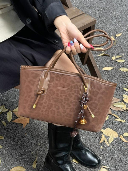 Fashionable and Trendy Leopard Print Tote Bag, Casual and Versatile One-Shoulder Handbag, Textured and Stylish One-Shoulder Commuter Bag, Paired with Exquisite Pendants, Suitable for Dating, Shopping and Other Occasions, Elegant Embossed Bag