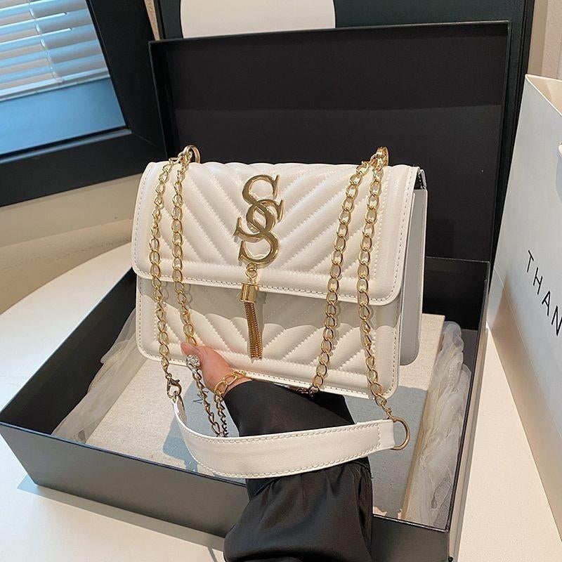 Women'S Quilted Shoulder Bag with Gold Chain Strap Crossbody Bag for Stylish Everyday Use in Black & White