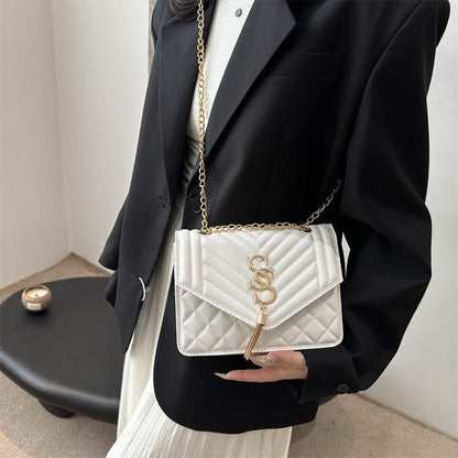 Women'S Quilted Shoulder Bag with Gold Chain Strap Crossbody Bag for Stylish Everyday Use in Black & White